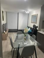 Moderno Depto con Estacionamiento Cerca Metro, Wifi & Gym - B&B Santiago