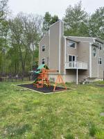 Woodland Chalet I Hot Tub I Home Theater I Fenced Yard I Pet Friendly - Chambres d'hôtes East Stroudsburg