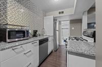 Chic Montrose Apartment with King Bed & Parking - Chambres d'hôtes Houston