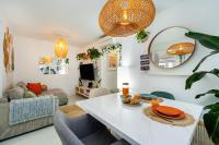 Modern 2BR Apt Balcony AC 15 Min to Cascais - Chambres d'hôtes São Domingos de Rana