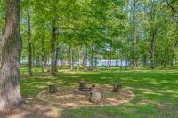 Waterfront Lake Barkley Home w/ Deck & Fire Pit! - B&B Cadiz