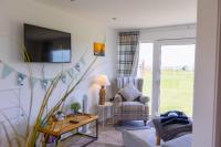 Sea View Holiday Chalet, access to sandy beach - Pets go free - B&B Winterton-on-Sea