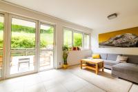 Spacious Apartment with Balcony - Private Garage Parking - Ferienwohnung Chl’aba