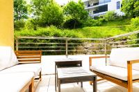 Spacious Apartment with Balcony - Private Garage Parking - Ferienwohnung Chl’aba