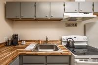 Spacious King Historic Art Deco Studio - B&B Anchorage