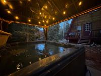 Covered Hot Tub Getaway Sleeps 9 - B&B Duck Creek Village