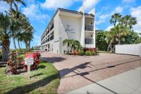 Paradise Beach Getaway Steps to Sand & Gulf Views King Bed & Sofa Bed - Bed and Breakfast Fort Myers Beach