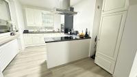 10 min von Legoland entfernter Familienhaus, Moderne ca 100m2 große Wohnung mit Whirlpool, NETFLIX, WLAN, großer Garten, fürs erste Frühstück gefüllter Kühlschrank, wunderschöne Terrasse, privater Parkplatz My Luxury Apartments - Chambres d'hôtes Guntzbourg