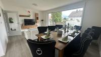 10 min von Legoland entfernter Familienhaus, Moderne ca 100m2 große Wohnung mit Whirlpool, NETFLIX, WLAN, großer Garten, fürs erste Frühstück gefüllter Kühlschrank, wunderschöne Terrasse, privater Parkplatz My Luxury Apartments - Ferienwohnung Günzburg