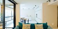 Elegant 2Br & Veranda Close To Beach By Feelhome - B&B Tel Aviv