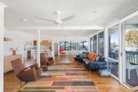 Retro Beach House - roomy 4BR retreat near ocean - Chambres d'hôtes Mollymook