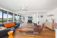Retro Beach House - roomy 4BR retreat near ocean - Chambres d'hôtes Mollymook