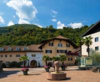 Kreuzwegerhof Nals - Apartments with Pool and Air Conditioning near Merano & Bolzano - B&B Nalles