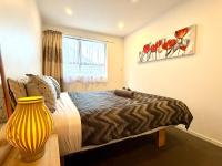 Cozy Waterfront Retreat 3mins away from State Highway 1 - B&B Auckland