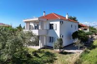 Apartment Klaudija with private garden - B&B Zaton