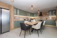 Luxury Sea View Apartment John with Pool & Jacuzzi - Chambres d'hôtes Sutivan
