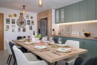 Luxury Sea View Apartment John with Pool & Jacuzzi - Chambres d'hôtes Sutivan