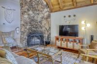 All-season dog-friendly cabin with fireplace & deck - near Heavenly & beach - Ferienwohnung South Lake Tahoe