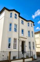 The Bournemouth Haven - Brought to you by Coastline Retreats - Grand 2 bedroom luxury apartment - 3 mins walk to beach - Superfast Wifi - Sleeps 6 - Chambres d'hôtes Bournemouth