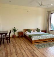 Zimmer mit Kingsize-Bett und Bergblick