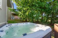 Hickory Hideaway with Communal Pool Access - B&B Hollister