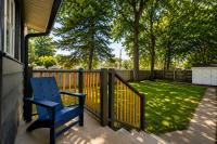 Red Door Cottage of Broad Ripple- Great Location Family Friendly - Bed and Breakfast Indianapolis