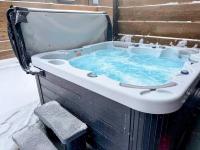 Peaks & Pines Modern Gem, 2 Kings, Bunks, Hot Tub, Walkable, Kid's Cove - Chambres d'hôtes Driggs