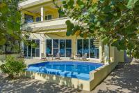 3-Story Beachfront Villa Sleeps 7, Private Pool - Bed and Breakfast Maya Beach