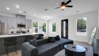 Brand New Luxe Townhome Near IAH & Downtown - B&B Houston