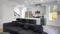 Brand New Luxe Townhome Near IAH & Downtown - Chambres d'hôtes Houston