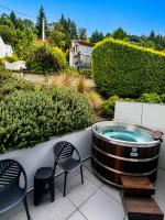 Two Bed Abode, Views, Hot Tub, Walk to Town - B&B Queenstown