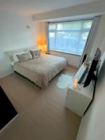 Large Superkingsize Bedroom - Ferienwohnung Perivale