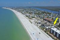 Paradise Beach Getaway Steps to Sand & Gulf Views King Bed & Sofa Bed - Bed and Breakfast Fort Myers Beach