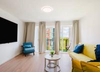 Spacious Central 2BR Apartment with Balcony, 85 Inch Smart TV & Fast WiFi, Sleeps 9, Ideal for Contractors, Families & Couples - Bed and Breakfast St. Helens