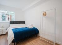 Spacious Central 2BR Apartment with Balcony, 85 Inch Smart TV & Fast WiFi, Sleeps 9, Ideal for Contractors, Families & Couples - Bed and Breakfast St. Helens