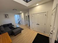 Spacious 5-Bedroom Home in NE Calgary, - Chambres d'hôtes Calgary