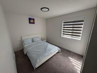 Spacious 5-Bedroom Home in NE Calgary, - Chambres d'hôtes Calgary