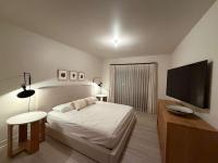 Modern 2BR Beach Walk Retreat with King and Coastal Vibe - B&B Malibu