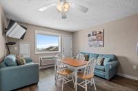 Oceanfront 3BR • Ground-Floor Patio • King Ste • Small Dog Friendly • Blue Mist 102 - Bed and Breakfast Myrtle Beach