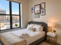 Spacious and Luxurious 3BR Near McCormick Place and Soldier Field with Optional Parking - Sleeps 10 - B&B Chicago