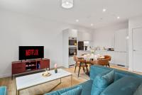 Modern 2 Bed Riverside with Parking and Wi-Fi Near Heathrow - Bed and Breakfast Staines