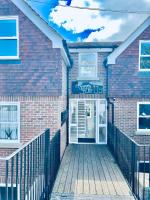 Dover Castle & Docks, Modern 2 Bedroom Apartments with private parking & castle views - Chambres d'hôtes Douvres