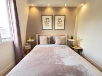 Sublime appartement refait à neuf en dernier étage baigné de lumière avec une très belle hauteur sous plafond 2 chambres en plein centre de Paris - Chambres d'hôtes Paris