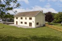 The Farmhouse at Penuwch - large holiday home with indoor pool and sauna - B&B Saint Clears
