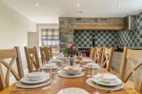The Farmhouse at Penuwch - large holiday home with indoor pool and sauna - B&B Saint Clears