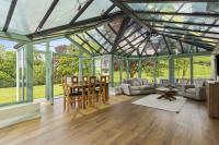 The Farmhouse at Penuwch - large holiday home with indoor pool and sauna - B&B Saint Clears