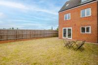 Spacious 4 bedroom house with free parking - Ferienwohnung Exhall