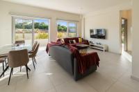 The Icon 001 - Superior 2BR Apartment with Pool & Gym, Mythical Seas - Protaras - Chambres d'hôtes Paralímni