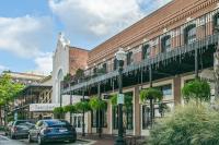 Stylish dog-friendly townhome with firepit & enclosed yard - blocks to downtown - B&B Pensacola