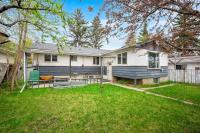 Kingsland 3BR Single-Floor Home near Chinook Centre – 3 Queen Beds, Office, Free Parking - Bed and Breakfast Calgary